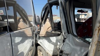 Yüksekovada minibüs ile kamyonet çarpıştı: 10 yaralı
