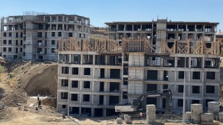 Yüksekovada vatandaşlar için devlet 48 konutluk binalar yapımına devam ediyor