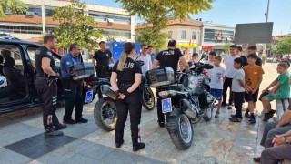 Yunus polisleri Kuran kursu öğrencilerini sevindirdi
