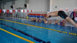 Yüzme havuzunda geleceğin sporcuları yetişiyor