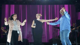 Zafer Bayramı ve festival coşkusu bir arada yaşatıldı: Ebru Yaşar kulakların pasını sildi