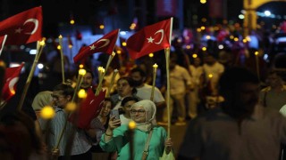 Zafer Bayramında İzmit sokakları fener alayıyla aydınlandı
