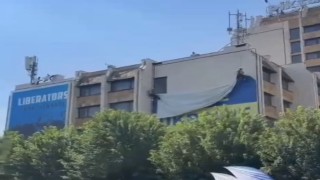 Zelenskiynin açıklaması sonrası Kosovadaki dev Ukrayna bayrağı kaldırıldı