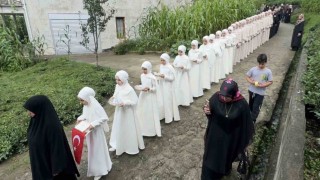 Zenoda kız hafızlar törenle icazetlerini aldı