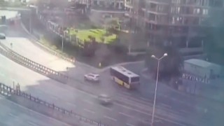 Zeytinburnunda İETT otobüsünün site duvarına çarpma anı kamera