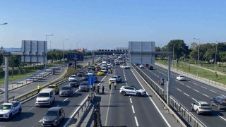 Zeytinburnunda panelvan araç alev alev yandı