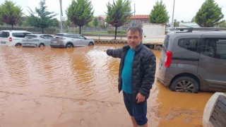 2 gün önce aldığı aracının sular içinde kaldığını görünce büyük üzüntü yaşadı