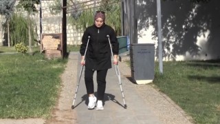 20 yaşında hayatı karardı: Yanlış ameliyatla sağlığından oldu, şimdi yürüyebilmek için destek bekliyor