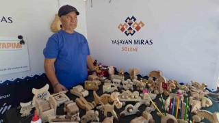 25 yıllık sanatını çocuklar için ahşap oyuncaklara dönüştürüyor