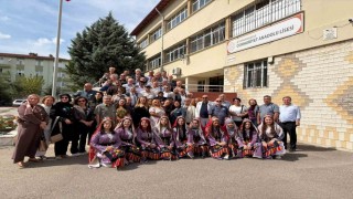 40 yıl sonra aynı okul bahçesinde buluştular