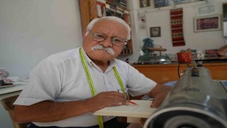 55 yıllık terzi, boş vakitlerini kitap okuyarak geçiriyor