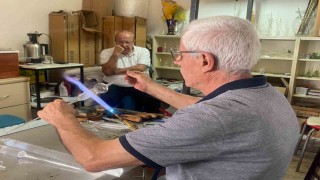 70 yaşındaki adam laboratuvar için ürettiği camları şimdi sanat için şekillendiriyor
