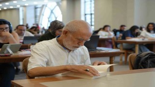 76 yaşındaki adamın kitap aşkı