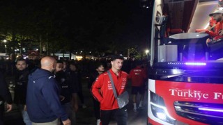 A Milli Futbol Takımı'nı otel önünde yüzlerce taraftar karşıladı