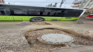 Adana'da belediye otobüsü yağış sonrası oluşan çukura düştü