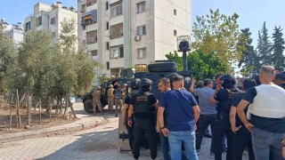 Adana'da kesinleşmiş hapis cezası olan şahıs elindeki patlayıcıyla polise direniyor