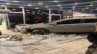 Adana'da kontrolden çıkan iki otomobil peş peşe mağazaya girdi: 2 yaralı