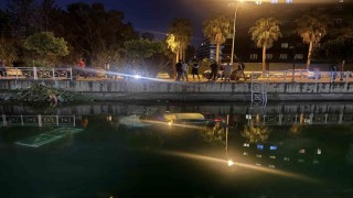 Adana'da otomobil sulama kanalına düştü: Sürücüyü vatandaşlar kurtardı