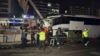 Adana'da yolcu otobüsü alt geçit duvarına çarptı: 11 yaralı