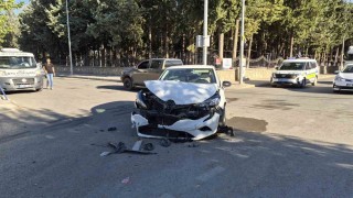 Adıyamanda 2 otomobil çarpıştı: 1 yaralı
