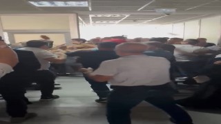 Adliye içerisinde taraflar birbirine girdi: Tekmeli yumruklu kavga kameraya yansıdı