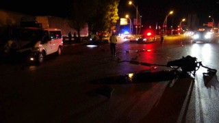 Ağaca çarpan minibüsün motoru yola fırladı: 2 yaralı