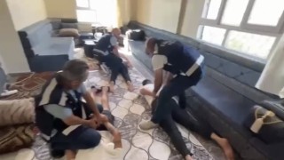 Ağlayan kadını fark eden Samsun polisi izi Şanlıurfadaki bağ evine kadar sürdü: 2 milyon 329 bin liralık dolandırıcılık yapanlar yakalandı