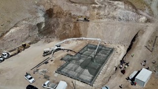 Ağrıda 2 bin 300 rakımlı köyde afet riski eğitime engel olmadı, tepe yontularak okul alanı açıldı