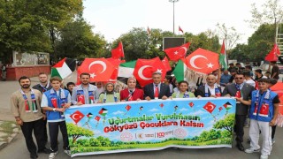 Ağrı'da bin öğrenci Gazze için yürüdü, uçurtmalarını gökyüzüne bıraktı