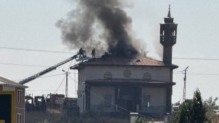Ağrı'da caminin çatısında çıkan yangın paniğe neden oldu