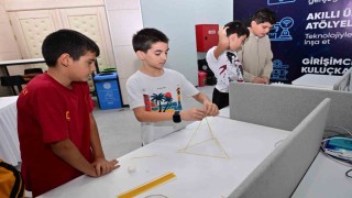 Akademi Manisa'da gençlere robotik ve mühendislik deneyimi