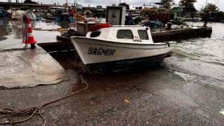 Akçakoca'da fırtına balıkçı barınağını vurdu: 4 tekne battı