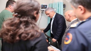 Akçakocadaki kazada yaralananları Vali Makas ziyaret etti