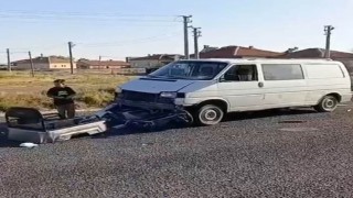 Aksarayda minibüs 3 tekerli mopede çarptı: 5 yaralı