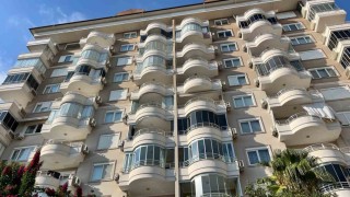 Alanyada daireden gelen duman ekipleri alarma geçirdi