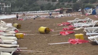 Alanya'da şiddetli rüzgar sahili savaş alanına çevirdi: Şezlonglar metrelerce sürüklendi
