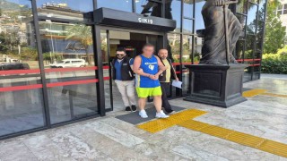 Alanyada Türk bayrağına tüküren İngiliz turist tutuklandı
