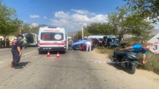 Alaşehirde işçi minibüsü ağaca çarptı: 14 yaralı