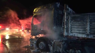 Amasya'da seyir halindeki tır alev topuna döndü