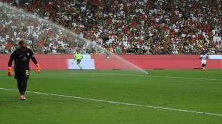 Amed Sportif Faaliyetler Beşiktaş maçı oynanırken, saha sulama sistemi açıldı