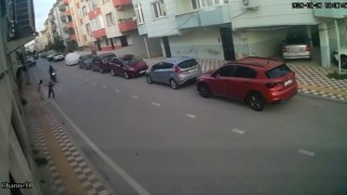 Aniden yola çıkan çocuğa motosiklet çarptı: Kaza anı kamerada