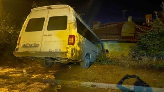 Ankara'da el freni çekilmeyen minibüs duvara çarptı