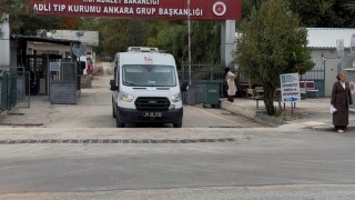 Ankara'da motosiklet 2 otomobille çarpıştı: 1 ölü, 1'i çocuk 2 yaralı