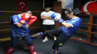 Anne ve iki kızı aynı ringde şampiyonluk için çalışıyor