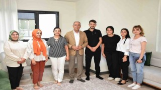 Antakya Belediye Başkanı Yapar, evlerine kavuşan depremzede ailelerle bir araya geldi