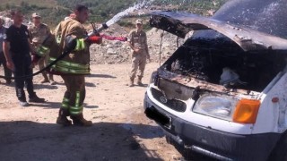 Antakya'da minibüsün motorundan alevler yükseldi