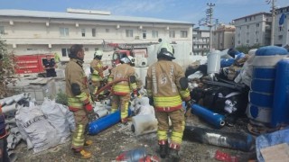 Antakya'da şantiye içerisinde malzemeler alevlere teslim oldu