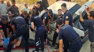 Antakyada Tofaş hurdaya döndü: 2 yaralı