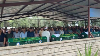 Antalya aile faciasında hayatını kaybedenler yan yana defnedildi, cenazede gözyaşları sel oldu