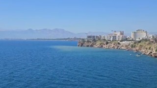Antalyada falezlerde deniz rengi değişti, sebebi içme suyu hattındaki arıza çıktı